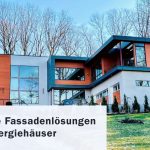 Modernes europäisches Haus mit orange-grauer Verbundfassade mit Overlay-Text: „Innovative Fassadenlösungen für Netto-Null-Energiehäuser“