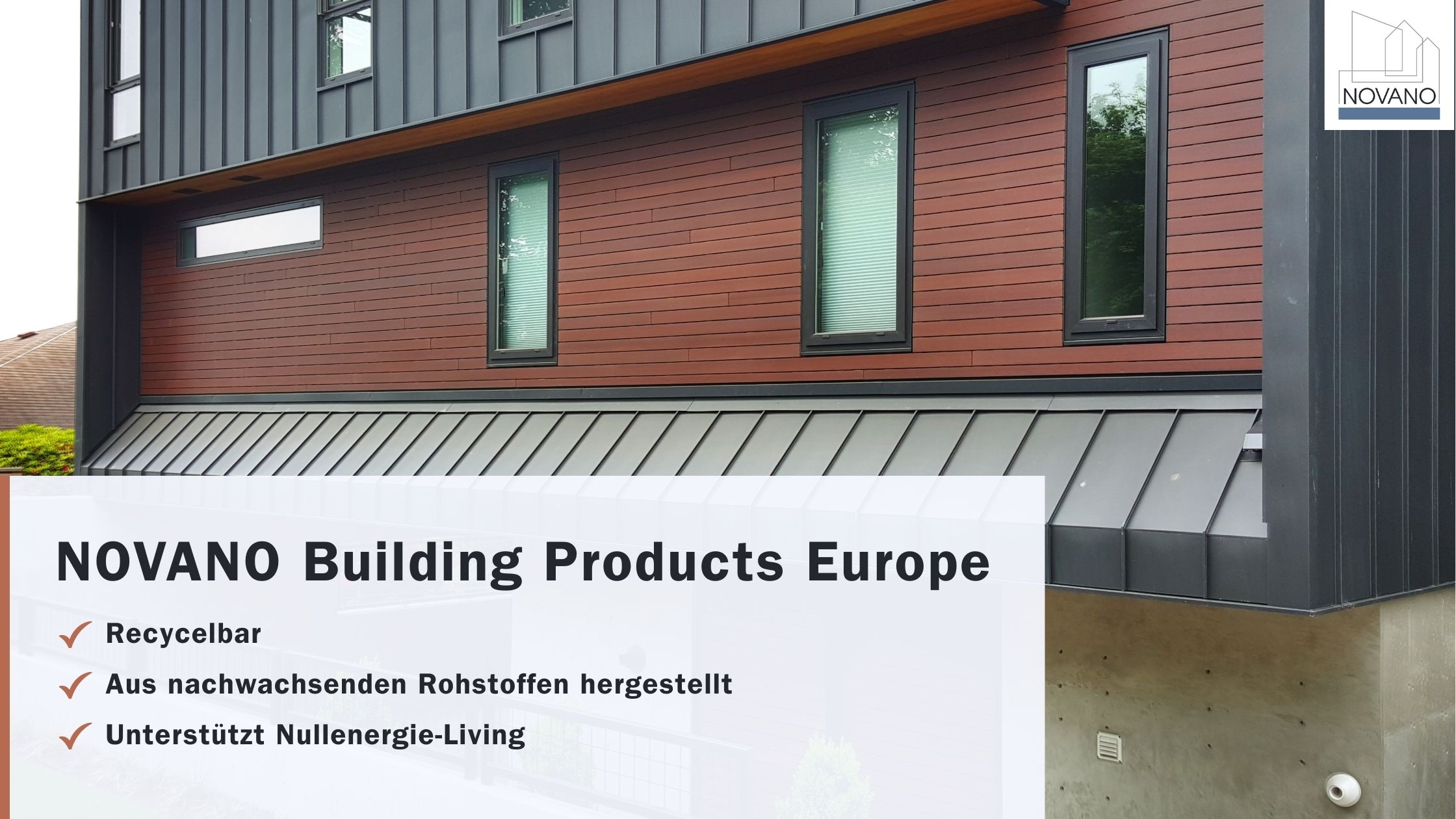 Europäisches Mehrfamilienhaus mit roter Verbundfassade mit Overlay-Text: „Novano: Recycelbar, erneuerbare Ressourcen, Netto-Null-Leben“