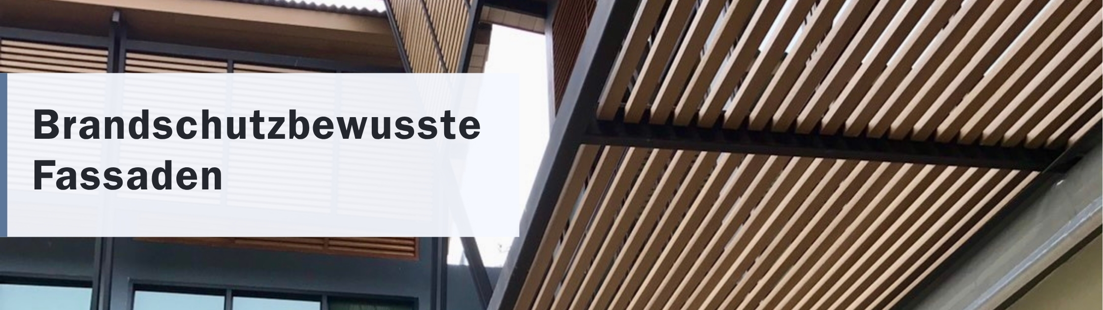 Brandschutzbewusste Architektur mit Composite-Fassaden in Holzoptik. Langlebige, wartungsarme und feuerbeständige Fassadensysteme für moderne Gewerbe- und Geschäftsgebäude.